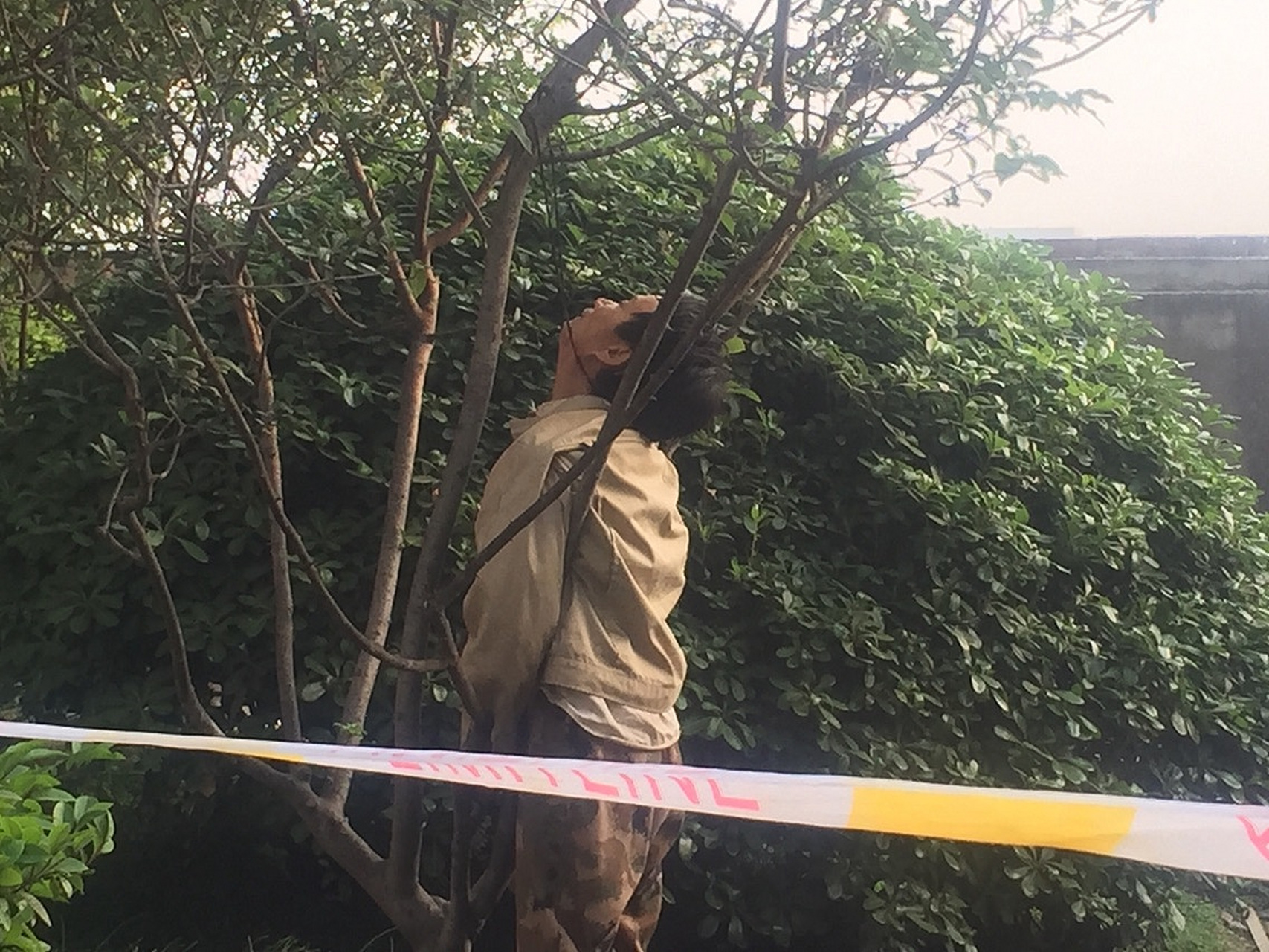 "缢死"的意思为:用绳套在脖子上,因自身重量或附加重力,绳索紧压呼吸