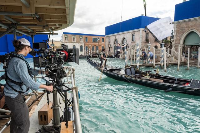 《蜘蛛侠:英雄远征》新幕后照曝光 荷兰弟吊威亚水上飞奔