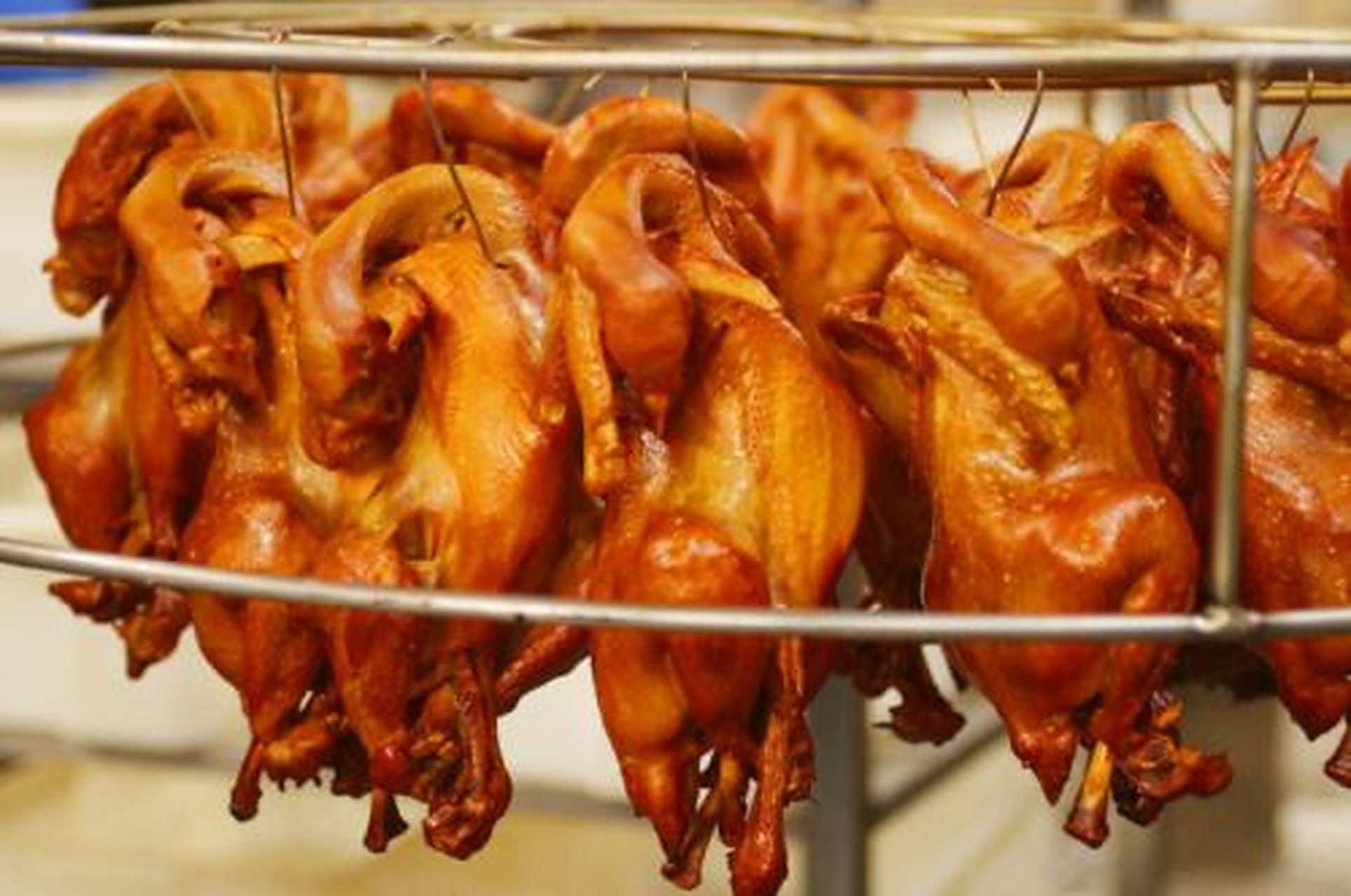 巴子熏鸡在山东省是非常出名的,它实用最为传统的手工艺制作,很受当地