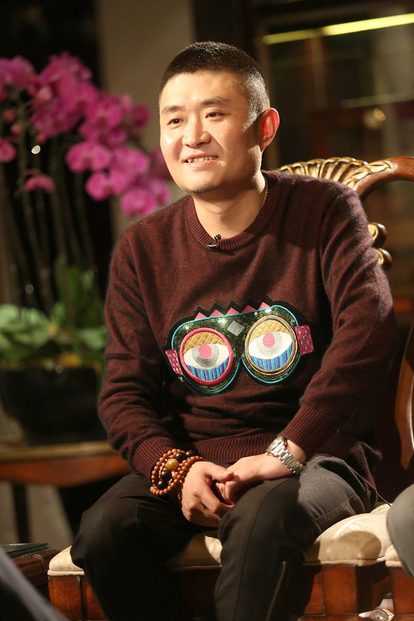 相声演员苗阜,参演了一部电影,我和我的家乡,导演弄了不少海报,每上一