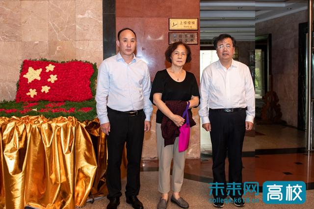 著名军旅作家项小米访问西南交通大学