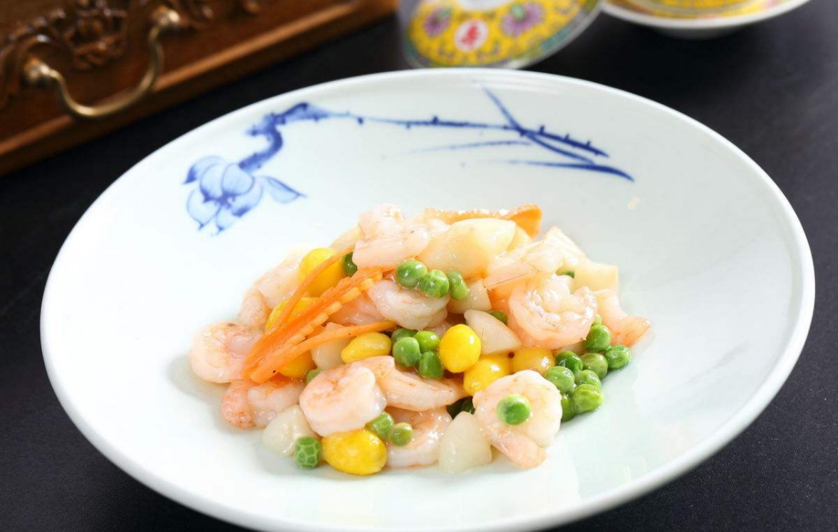 在家中的五彩虾仁,做法非常的易学,而且吃起来也是非常的开胃的