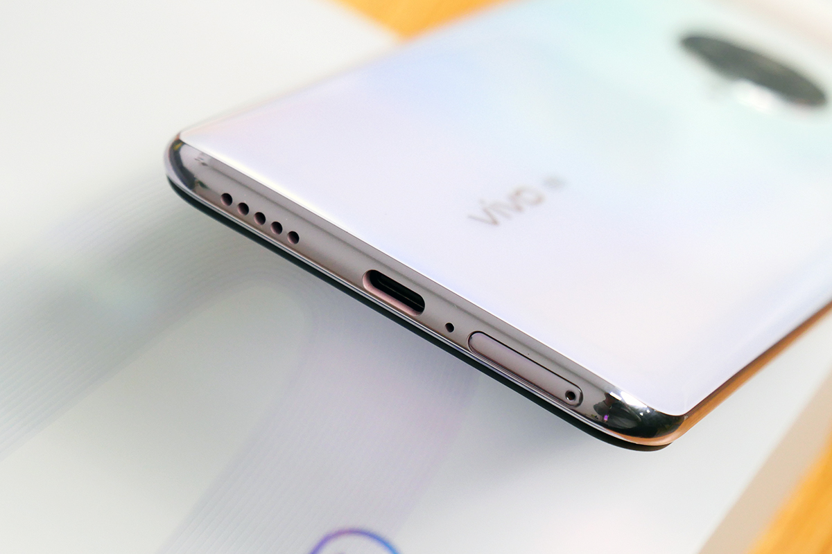 vivo s6搭载了一颗3200万像素的前置超高清摄像头,光圈为f 2.