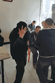 搞笑gif图:小拖拉机就是力气大,这么大的物件说拉走就