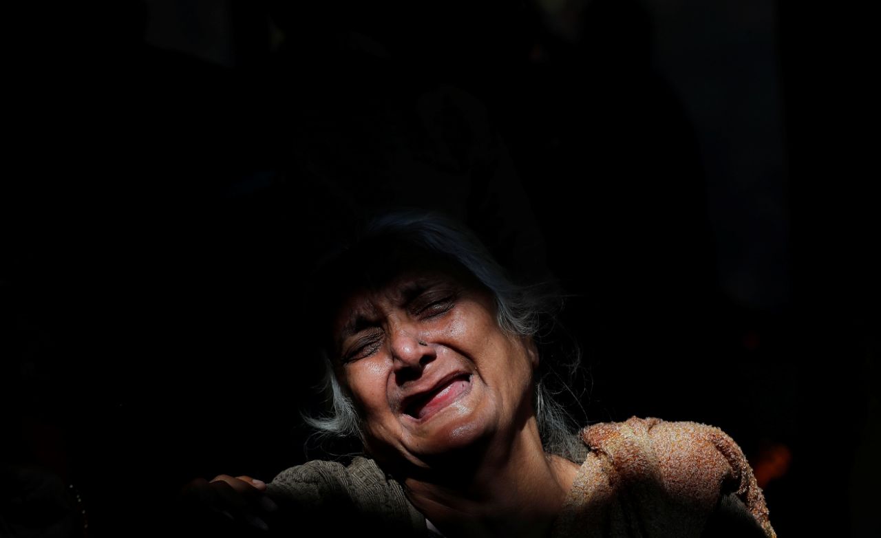哭泣的难民图片
