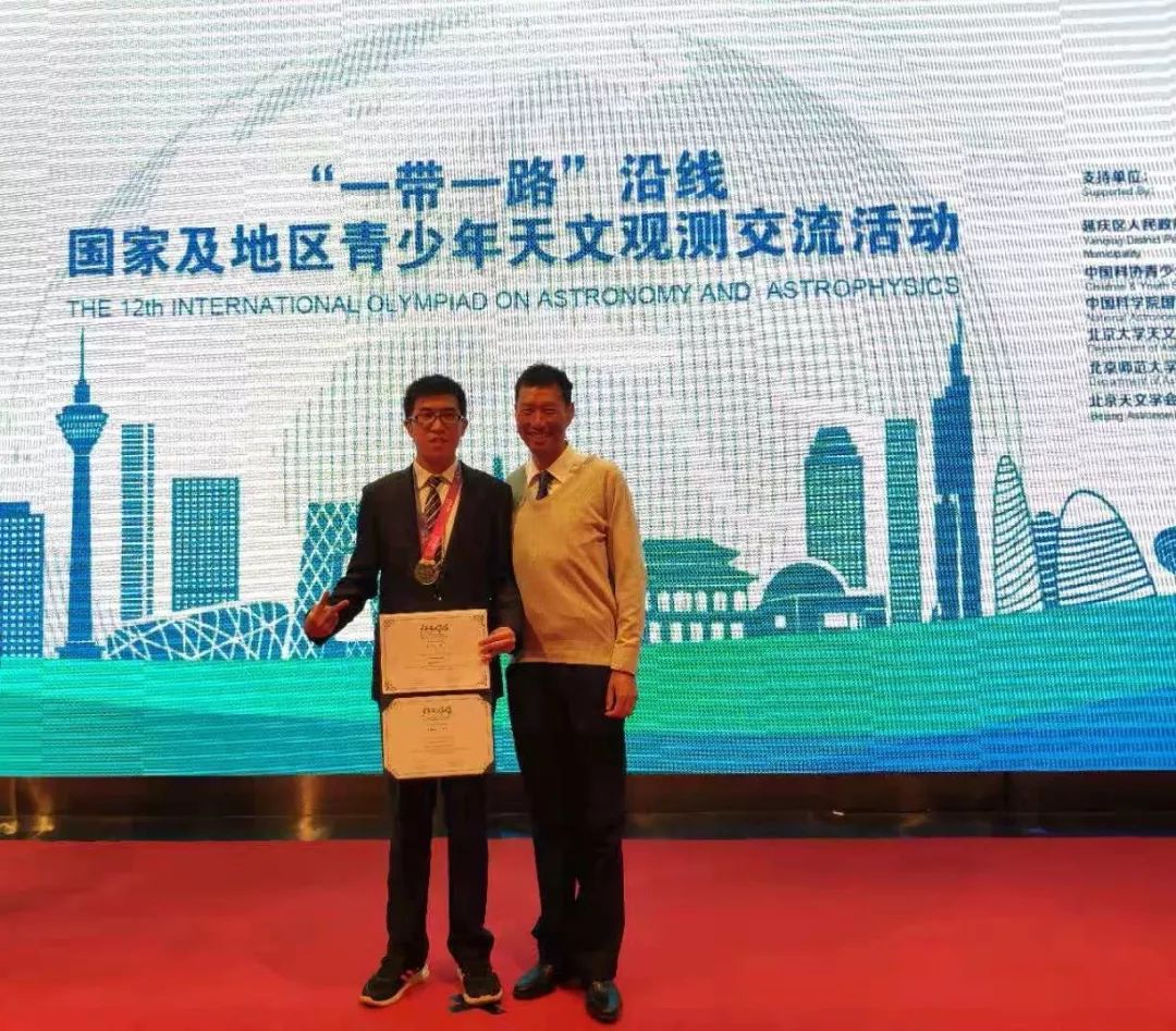 吴泓毅同学与奥赛组委会主席gregory stachorsky先生合影
