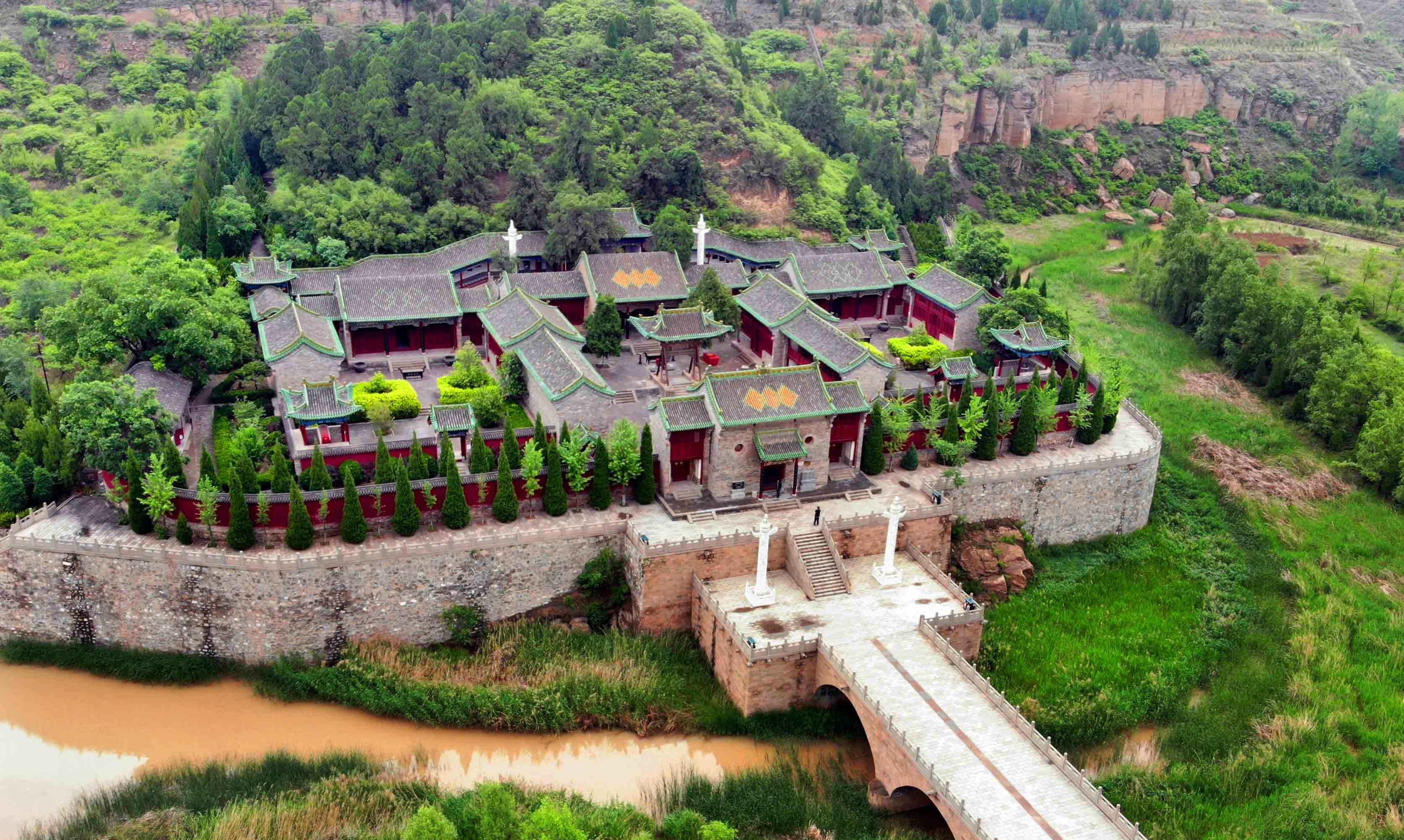 山西省临汾市尧都区有一座尧陵,位于临汾市东北35公里郭村的西侧,这里