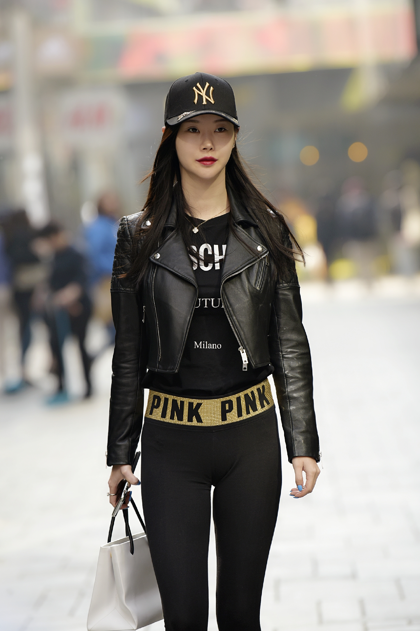 北京街拍:黑色紧身裤搭配短款皮衣的女孩,帅性又显身材曲线美