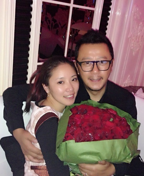 47岁郭涛一儿一女和32岁甜蜜娇妻,幸福满满的一家人