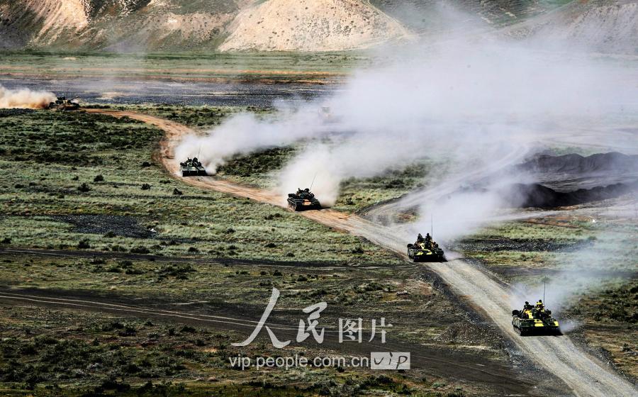 直击新疆军区装甲拉动 铁流滚滚