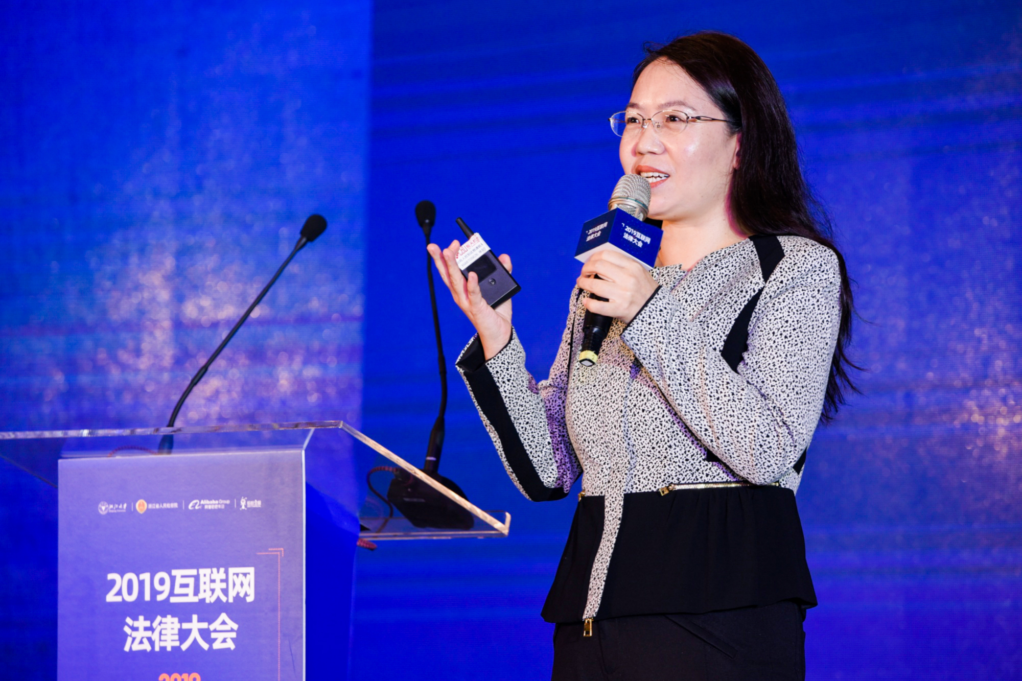 阿里巴巴首席风险官郑俊芳:2019年"天猫双11"24小时遭遇22亿次恶意