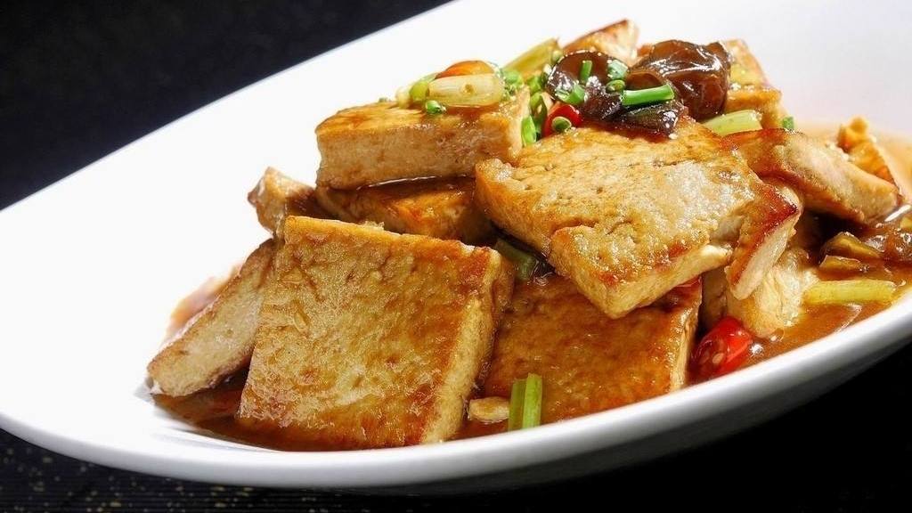 小炒豆腐,鲜香可口,加入红辣椒后,好看又好吃