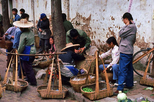 80年代老照片成排被枪毙的罪犯中一名红衣女囚格外与众不同