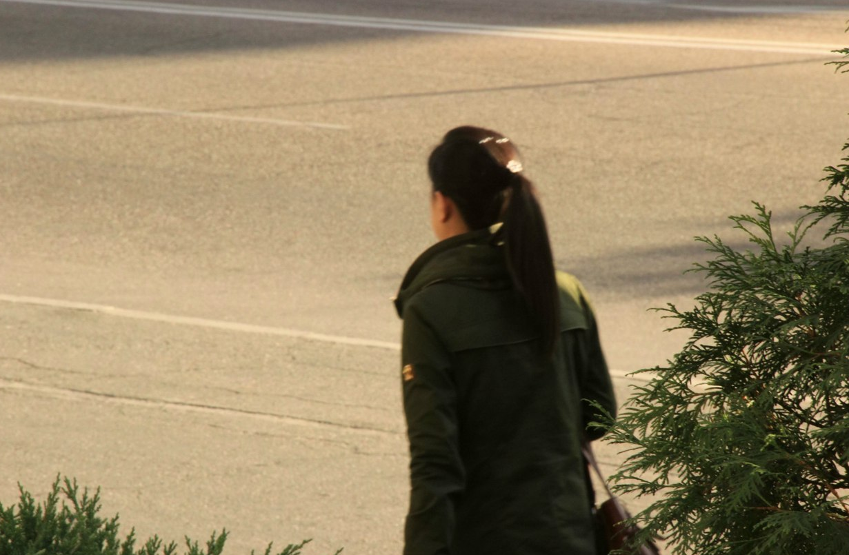 图为朝鲜平壤街头,一名扎着马尾辫的姑娘的背影.