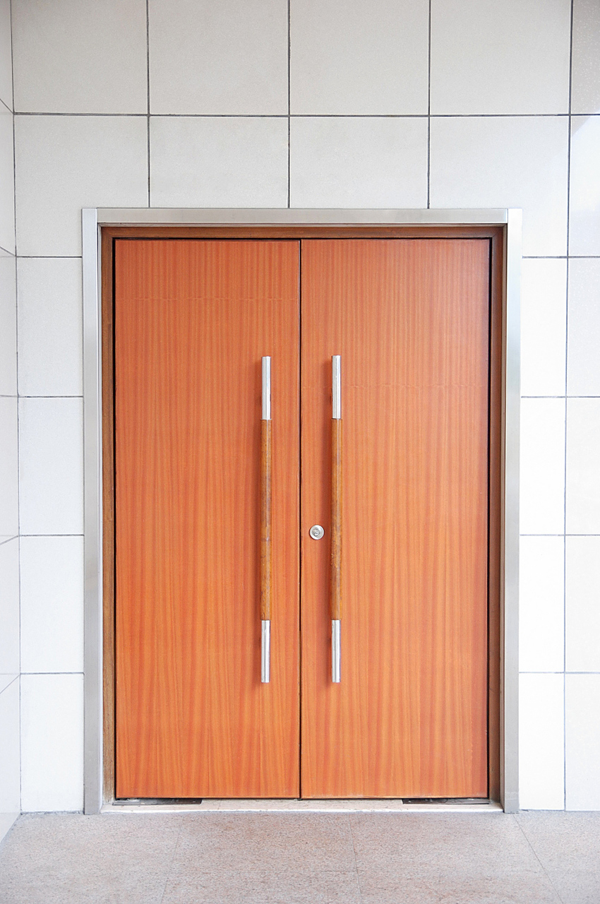 木质防火门,作为建筑物防火分隔的重要设施之一,其构造和组成至关重要