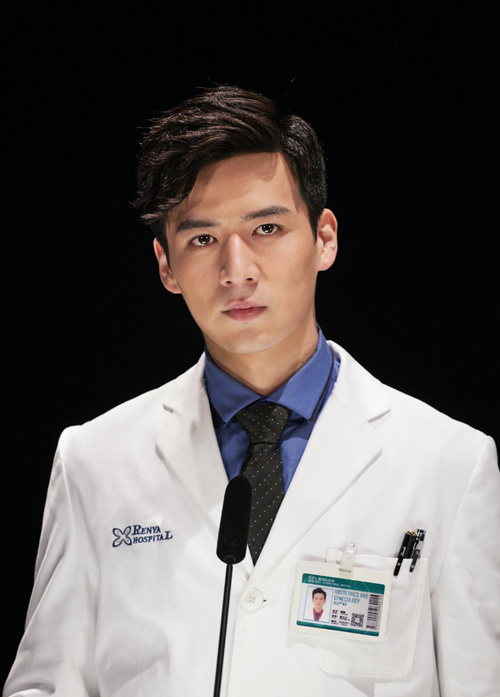 谁说韩星穿白大褂最入心?这些国产明星演医生,照样帅气