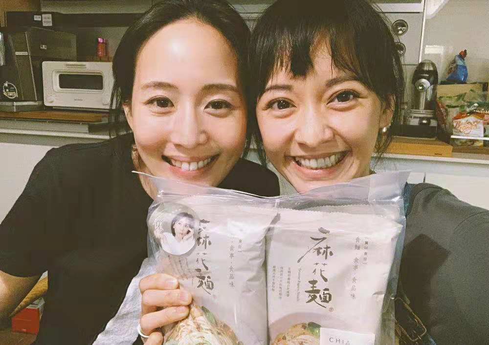 陈意涵晒与张钧甯近照,大口吃面,素颜很美