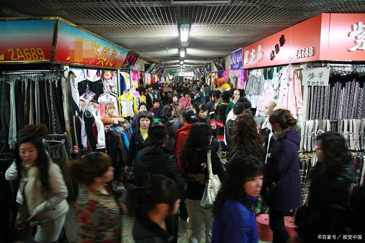 沈阳市沈河区热闹路与风雨坛街沿线五爱市场是全国五大集贸市场之一