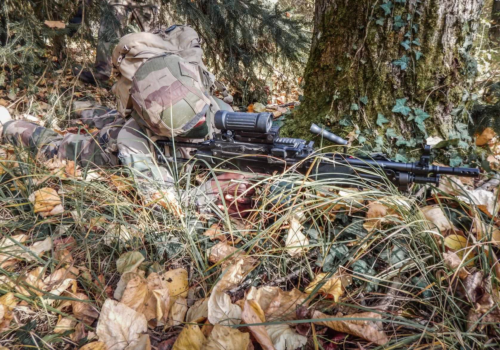 法国陆军城市巷战战术训练实拍,武器型号很多,还有吃鸡中"m4"