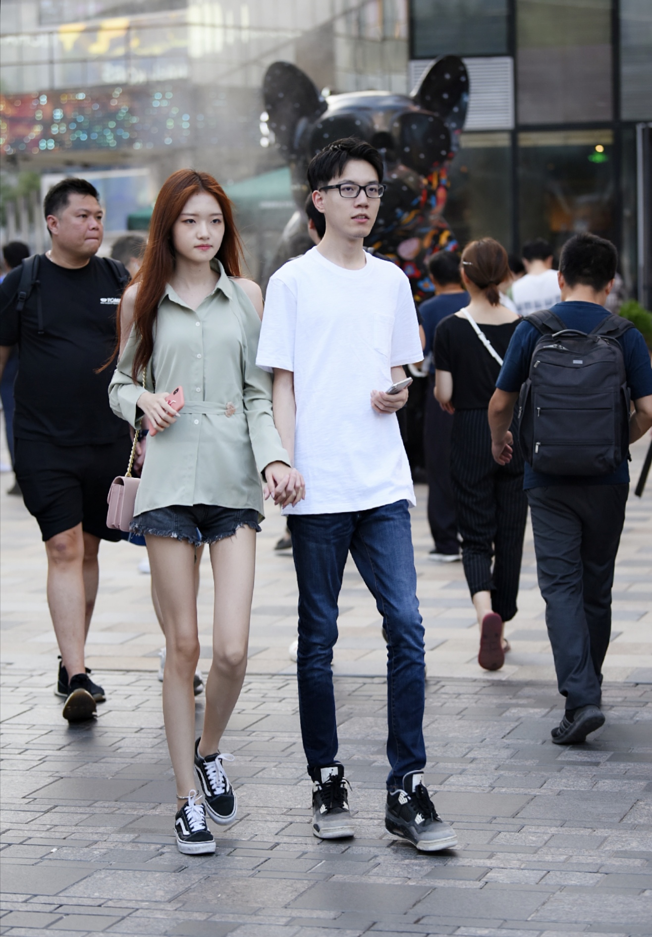 在时尚街区,看到这样一对对牵手逛街的小情侣,画面充满了幸福感