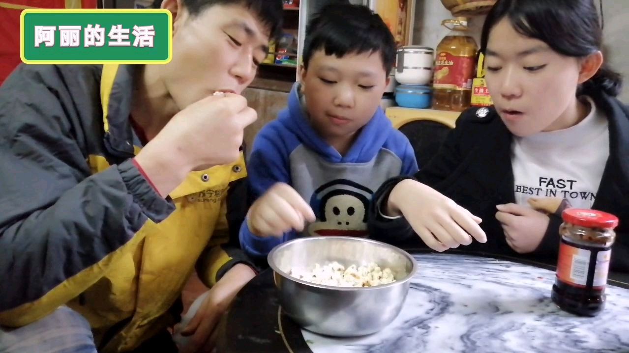 爆米花可以在家做,2元做一锅,经济又实惠,看他们吃嗨了