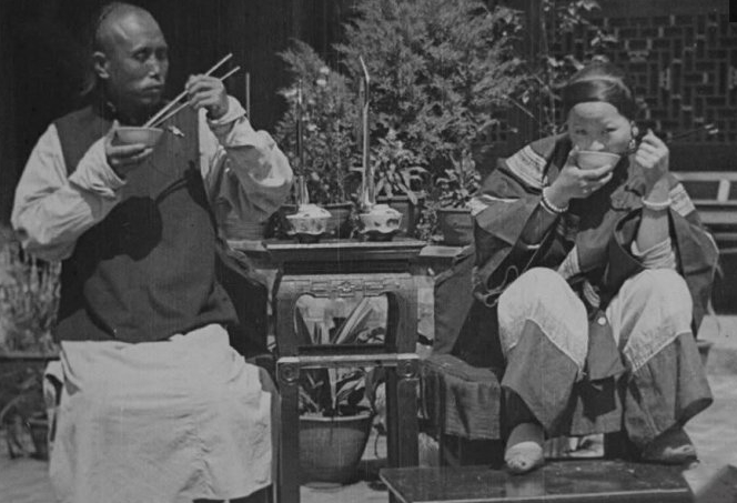 是光绪最宠爱的妃子,因忤逆慈禧太后及参与卖官活动,被施以褫衣廷杖