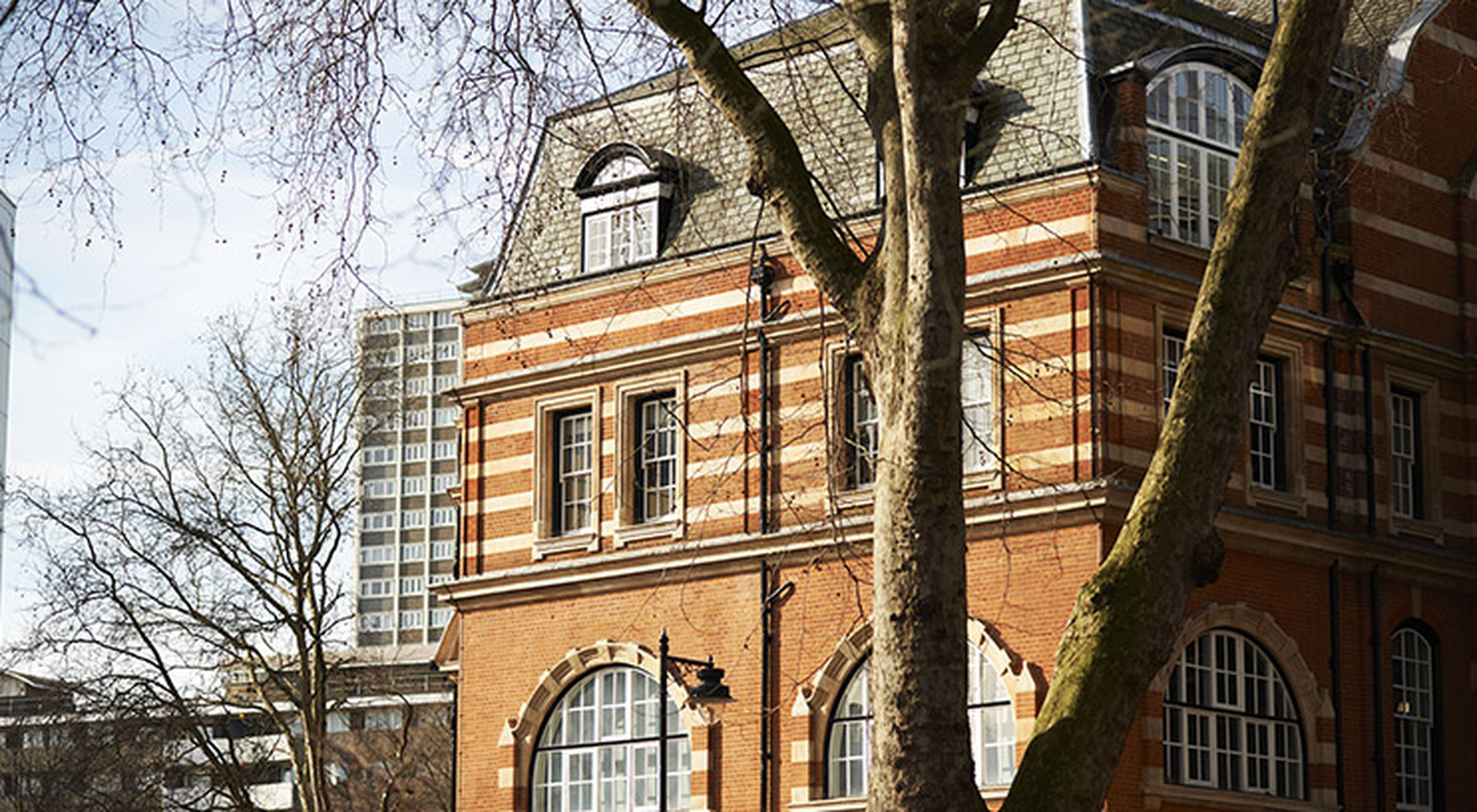 伦敦地区最大的综合性国立大学,伦敦城市大学是英国枢密院和英格兰