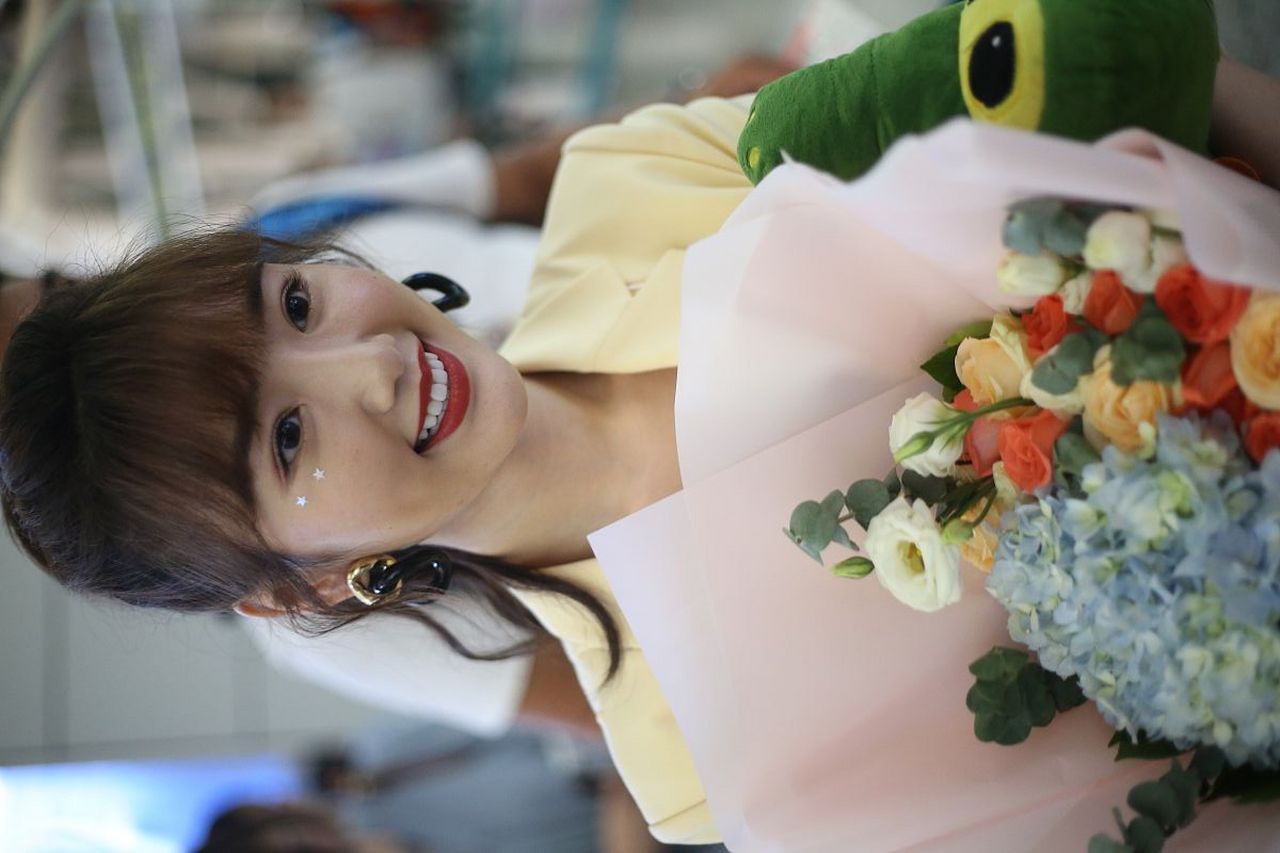 青岛网红打卡地# 近期,毛晓彤的一组青岛街拍真是刷爆了朋友圈!