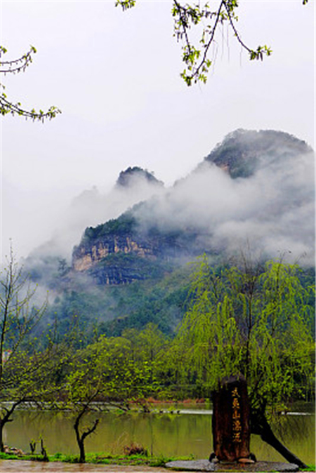 苍翠的群山重重叠叠,静静如水,淡淡如山