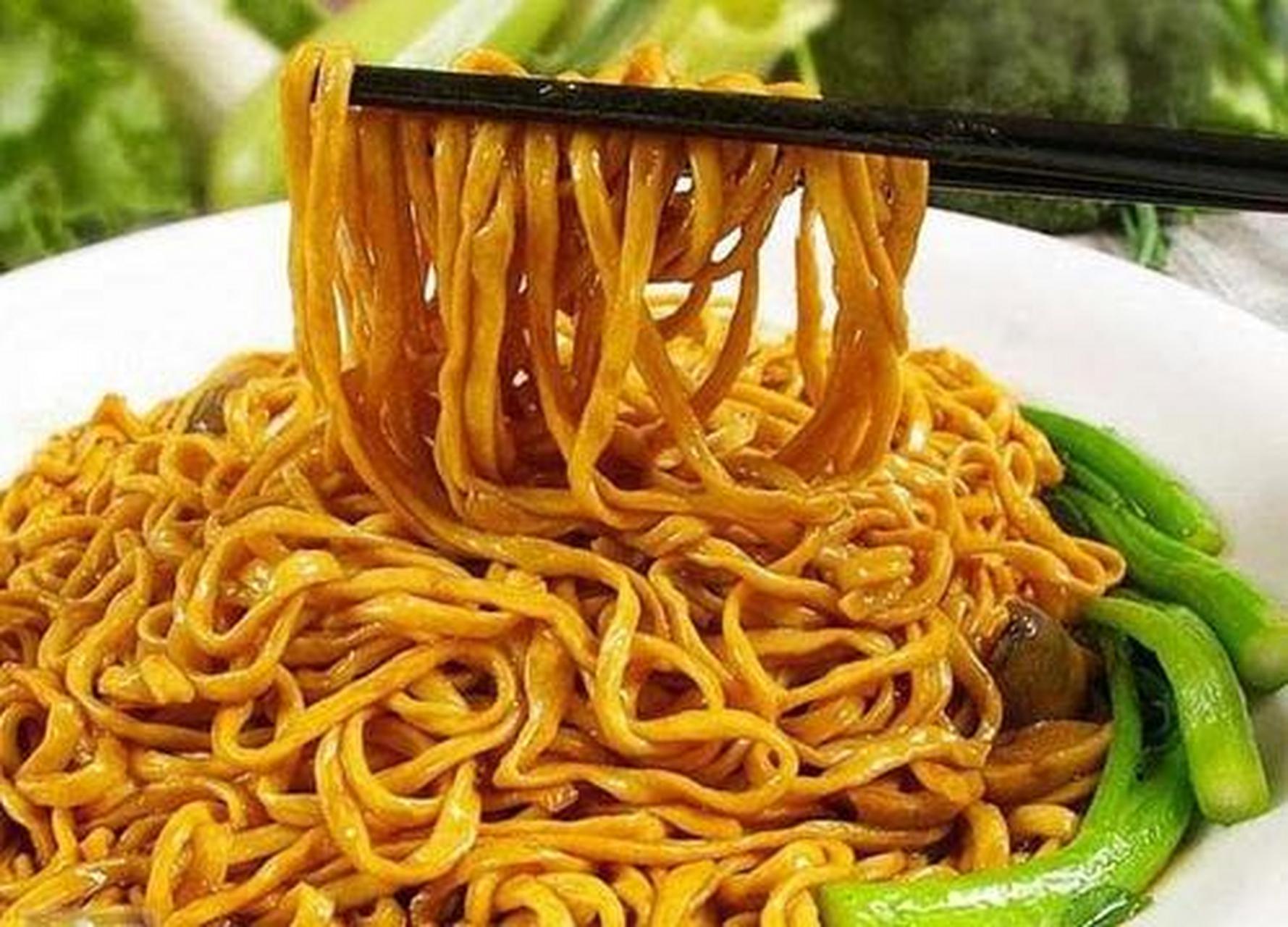 城市身边事#【郑州美食】伊府面简称"伊面",是一种油炸的鸡蛋面为 