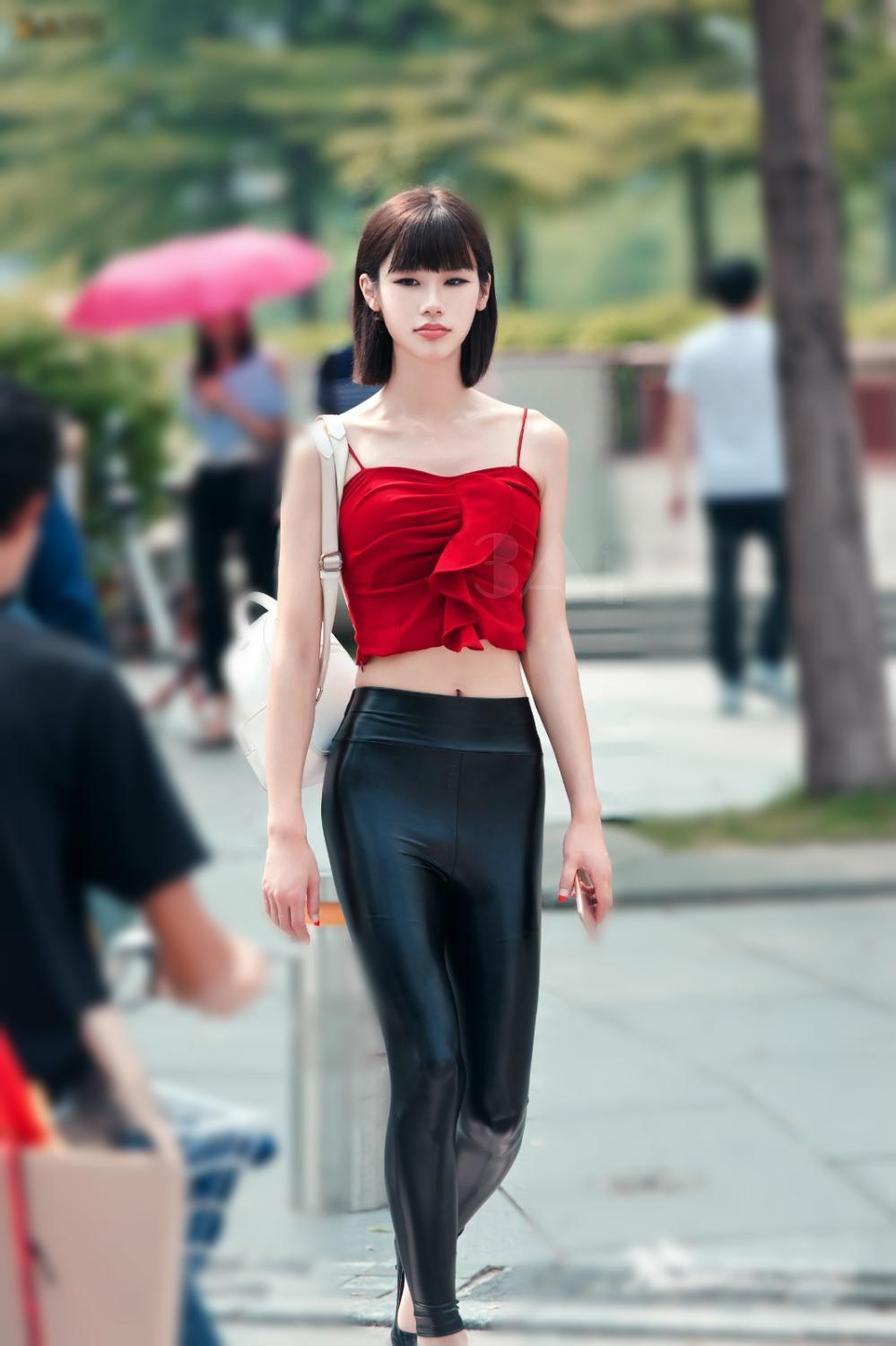 身姿妙曼的皮裤美女,展现出漂亮的曲线身材,是不是很感动!