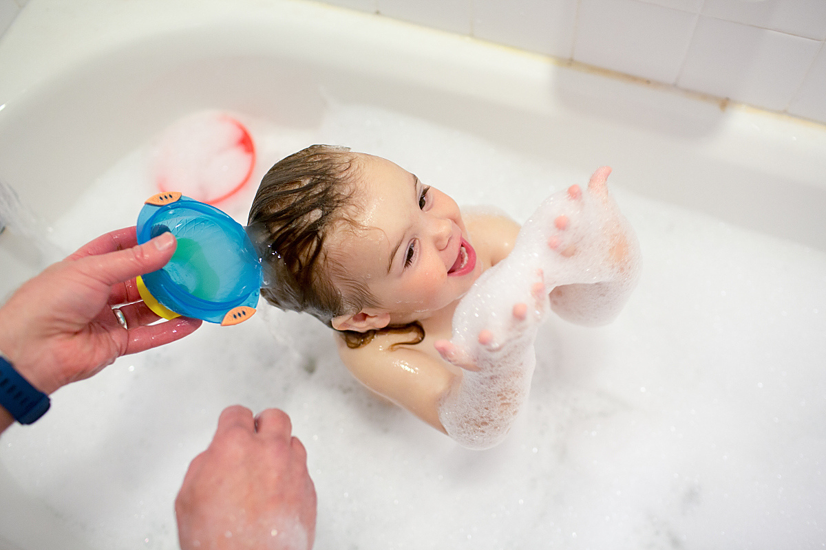 摘要:幼儿沐浴时,室温的调整至关重要