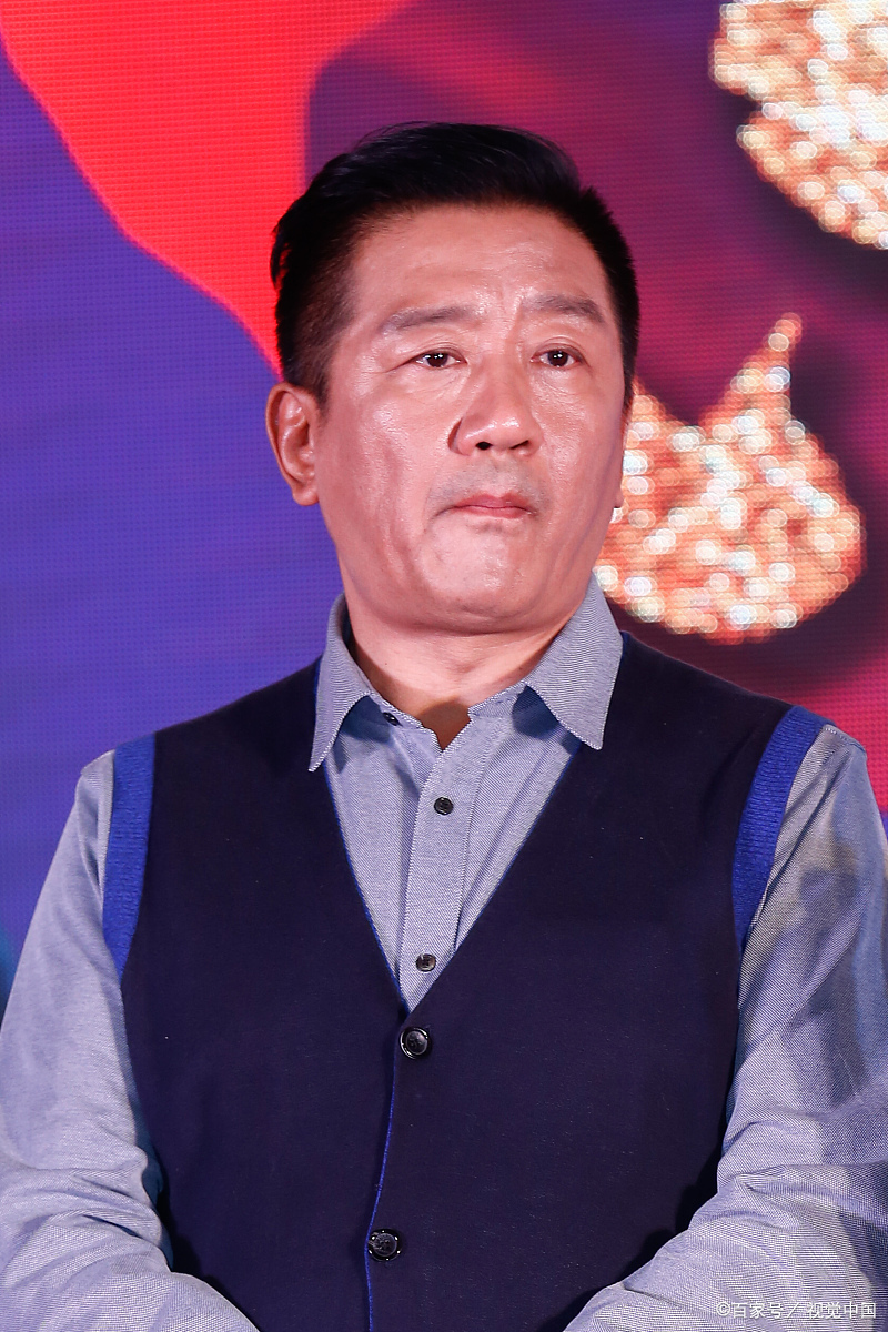 丁勇岱,他是正在热播的电视剧《安家》里的林茂根;《天衣无缝》里的文