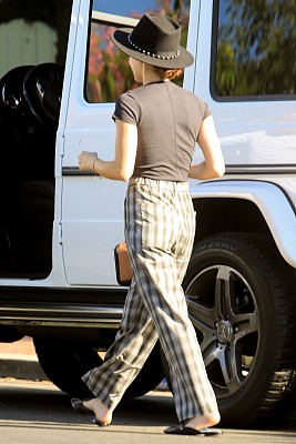 露西·海尔组图:短袖t恤搭配阔腿裤显得文艺俏皮,时尚范儿满满