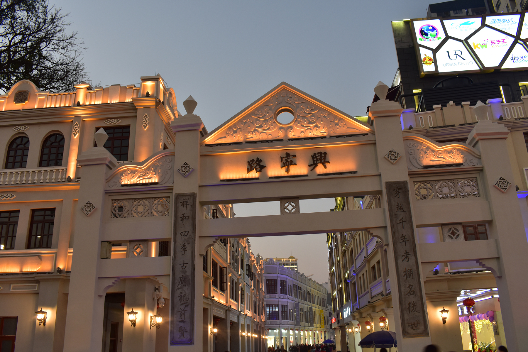 改造过后的南宁步行街,夜景变成了这样,感觉穿越回到了民国