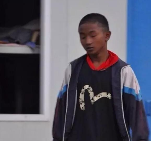 《变形计》小黑去监狱看爸爸,妈妈也想去,却被节目组婉言拒绝了