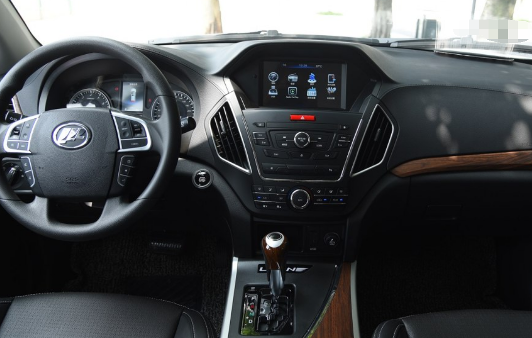 这款力帆x80外形沉稳大气,车身线条流畅