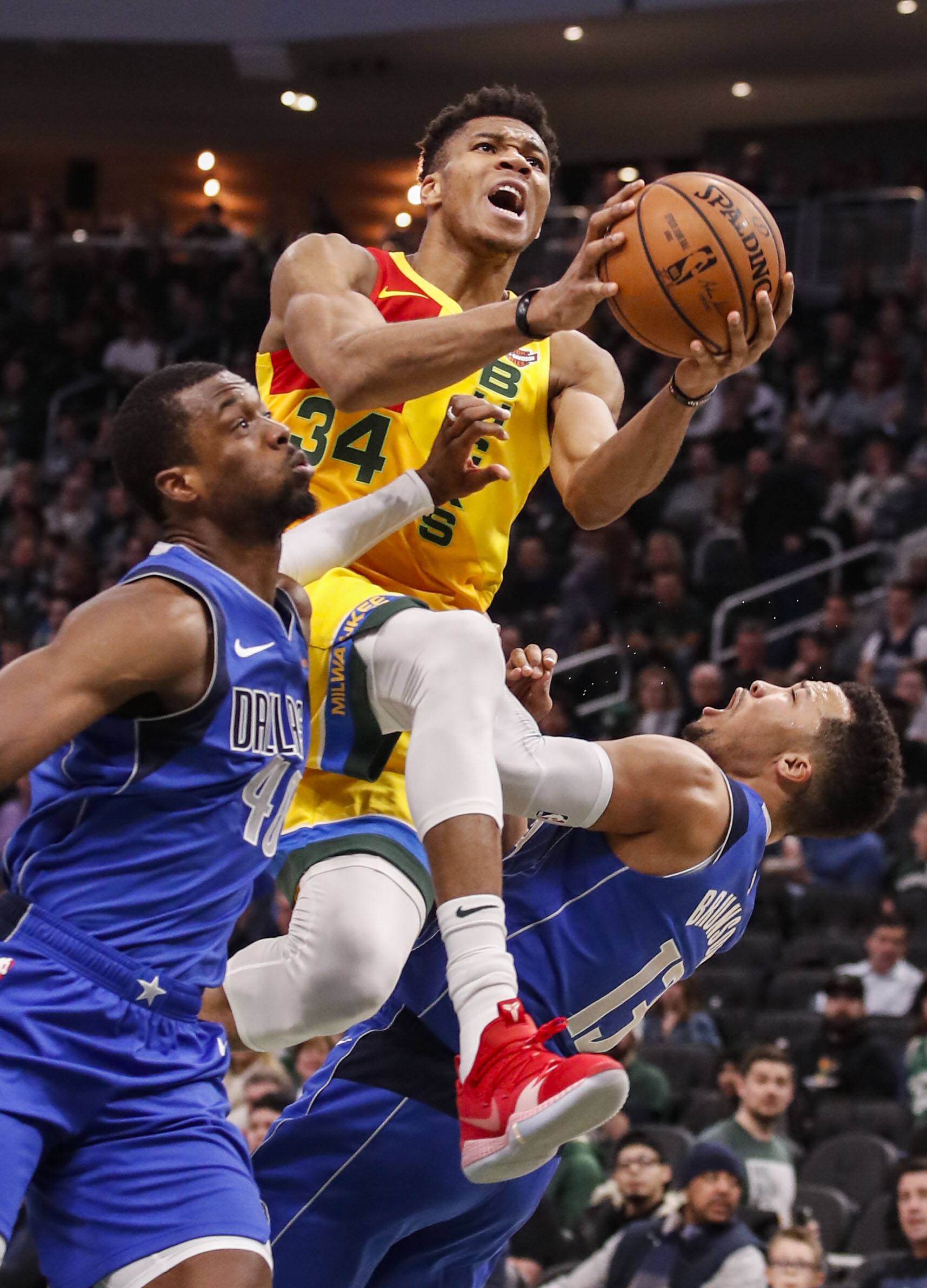 篮球丨nba常规赛:雄鹿胜独行侠