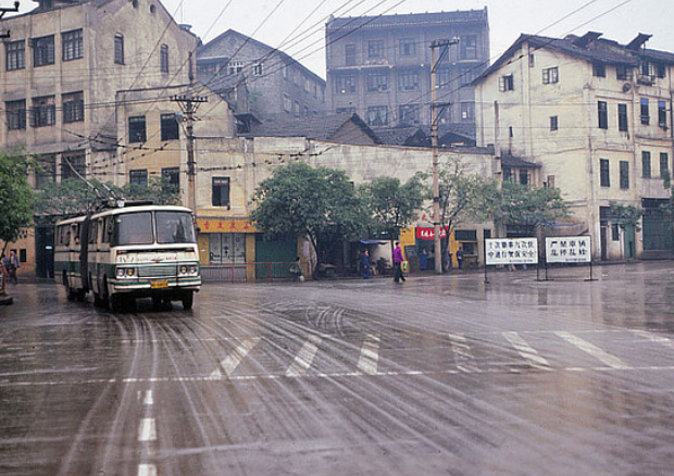 老照片:1983年重庆街景和无轨电车,值得收藏