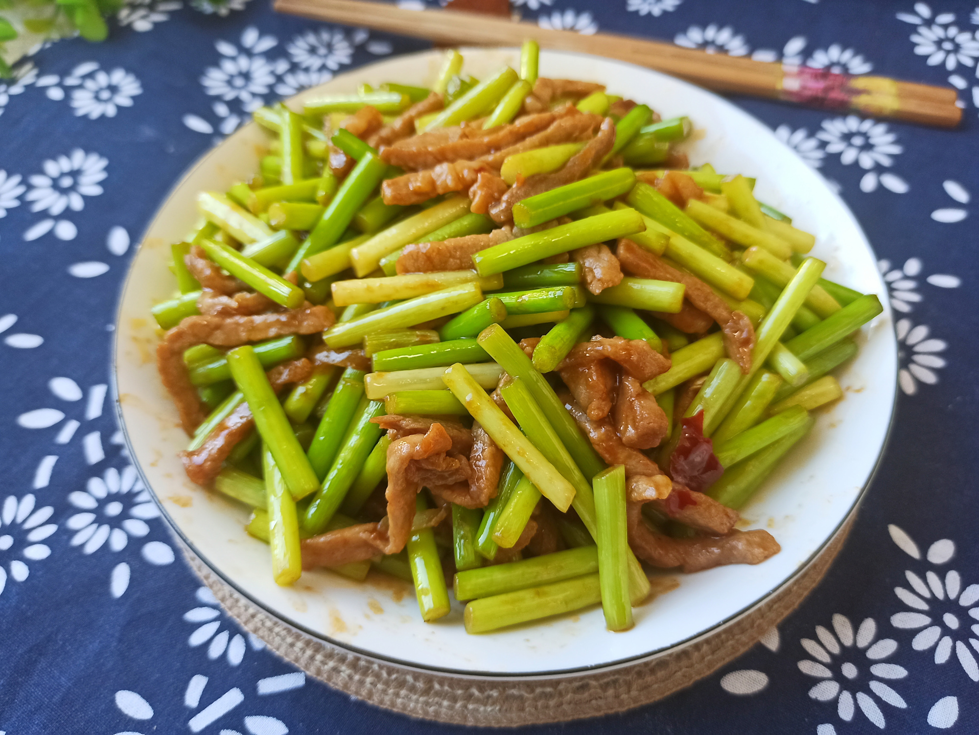 炒蒜薹时,多加一个小步骤,蒜薹色泽翠绿,肉丝嫩而不柴,太香了