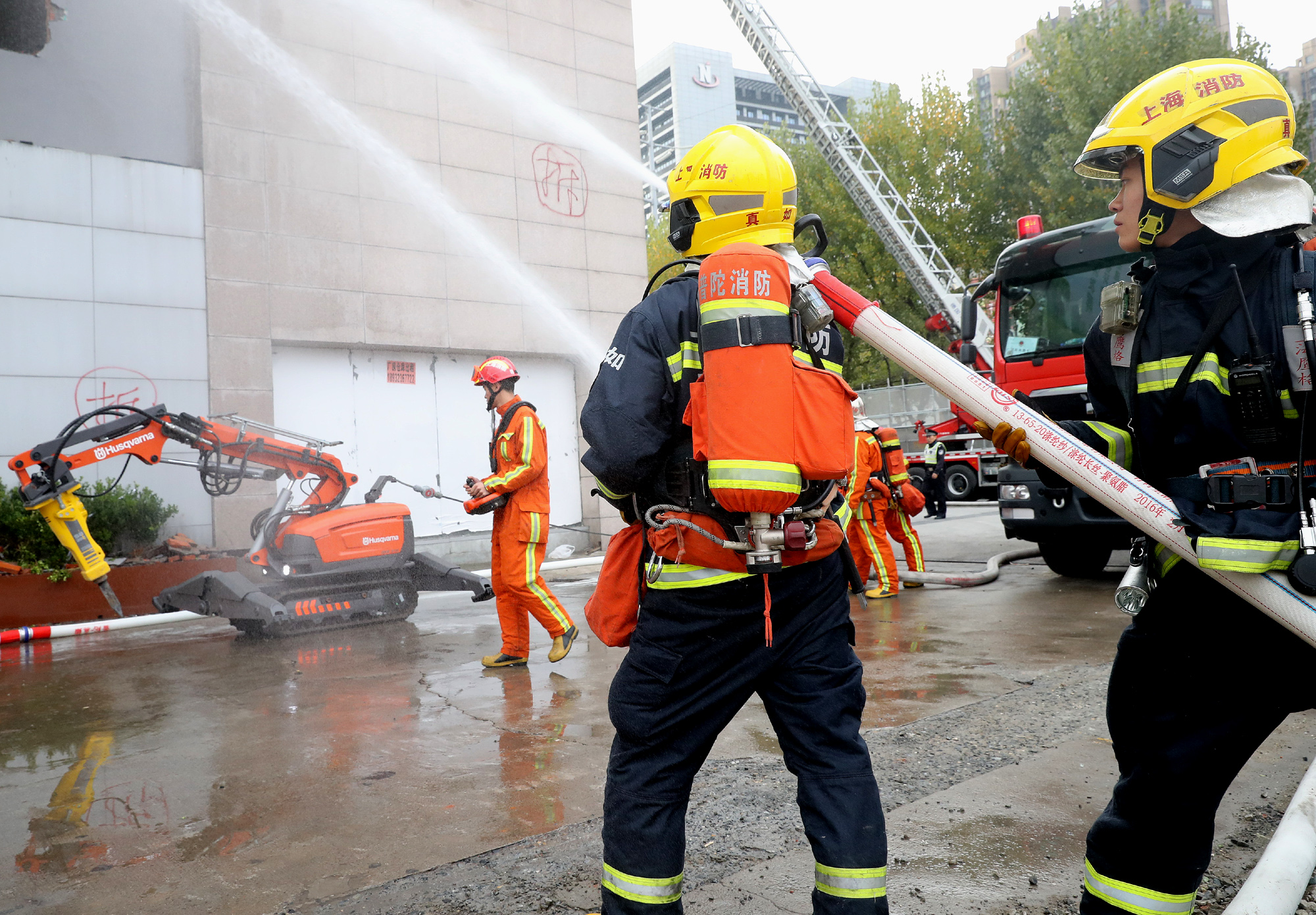 上海消防举行大型商业综合体应急救援演练(1)