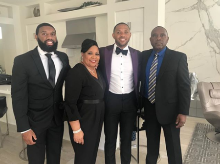 戈登晒出自己与家人合影:家人们想念埃文了