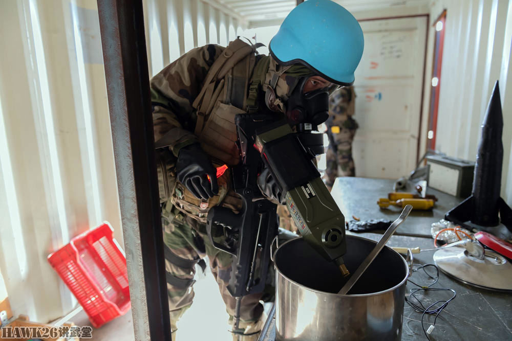 法国驻黎巴嫩维和部队进行实战演习 模拟搜查疑似化学武器实验室