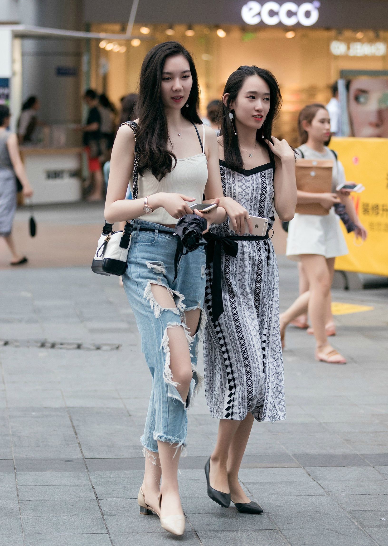 街拍:美女米黄色背心,搭配破洞牛仔裤,这打扮真时尚 转载自百家号作者