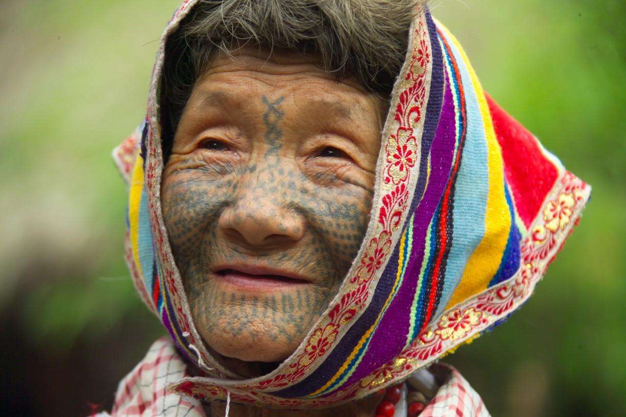 而纺织品的售卖途径也是卖给每年十一二月上门收草果的人.