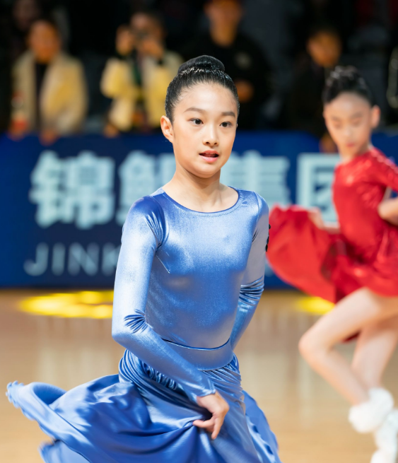 马伊琍文章陪女儿参加舞蹈比赛,网友:不愧是明星的娃,太瞩目!