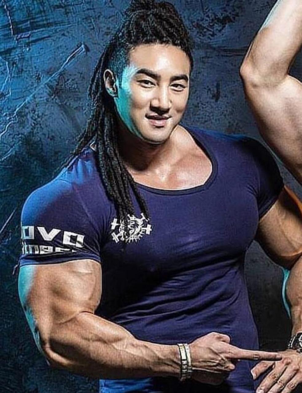 亚洲最强壮的男士韩国黄哲勋,长像很清秀但肌肉让人震撼.