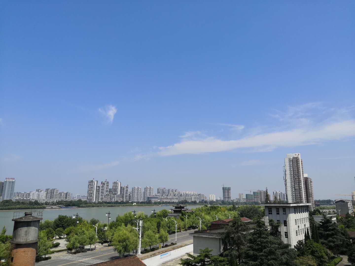 汉中桥南广场江边天真蓝