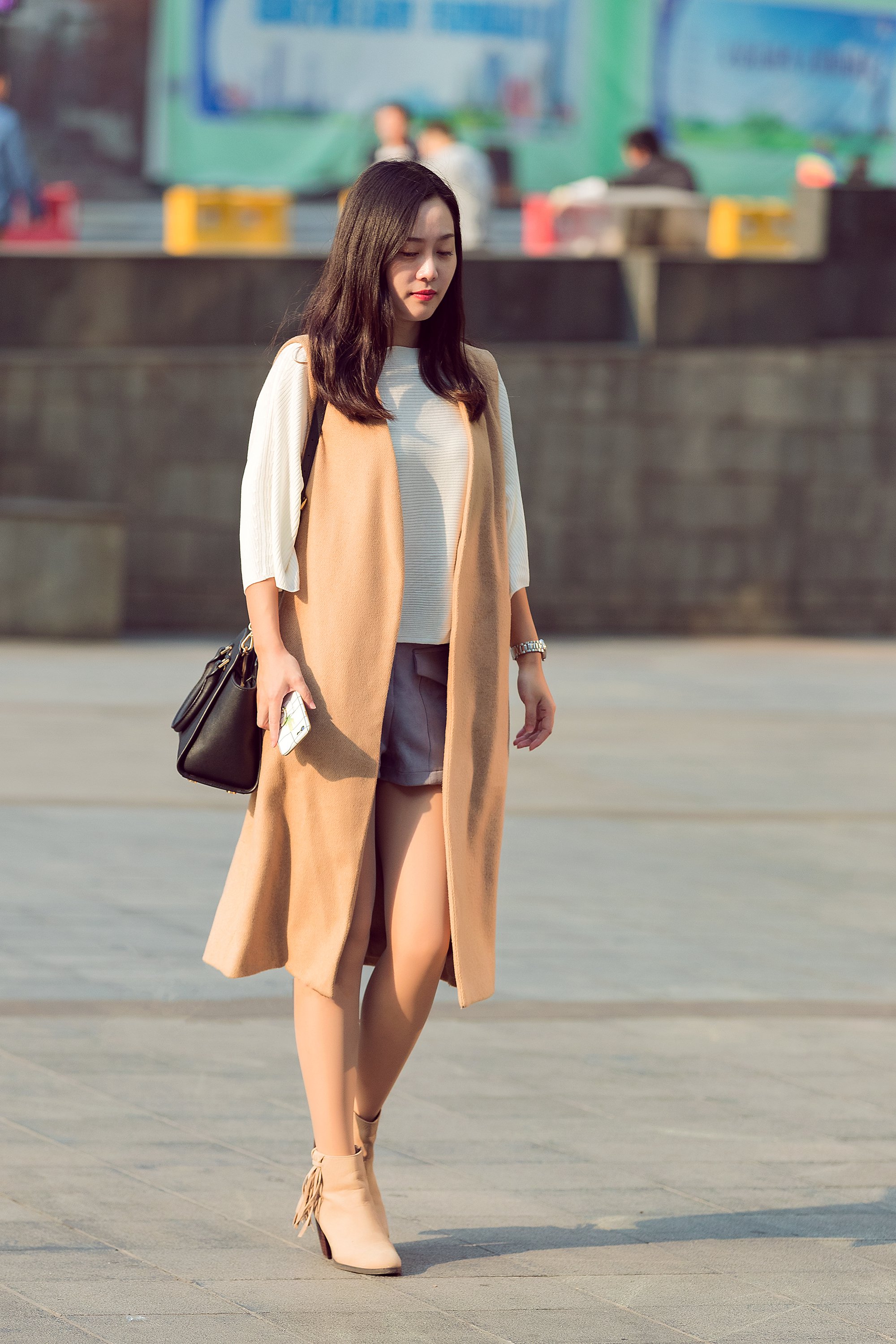 街拍:黑裙子,黑丝袜的小姐姐在街头拍照,性感时尚,还神秘