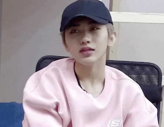 蔡徐坤执着于化浓妆,直到素颜照曝光后,粉丝:不是本人!